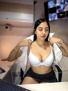 MarianaBenz online show from June 26, 2026, 11:42 pm