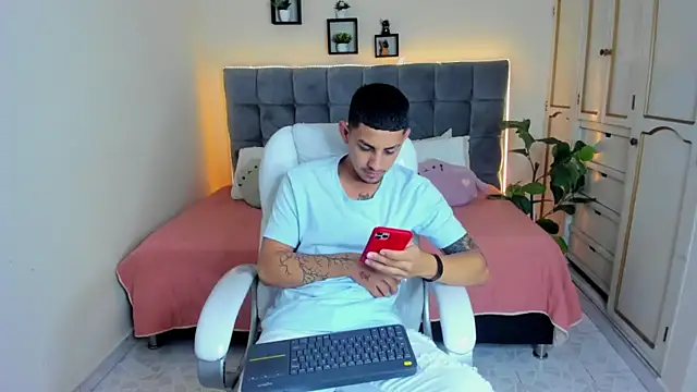 Alex cute77 online show from January 14, 2025, 12:14 pm