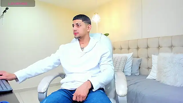 Alex cute77 online show from March 7, 2025, 12:23 pm