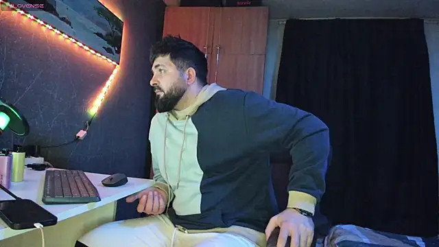 Eduu2322 online show from March 4, 2025, 11:00 pm