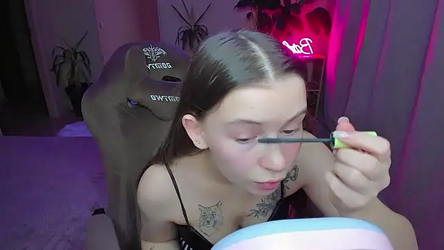 HelloRoxy online show from December 5, 2024, 6:33 pm