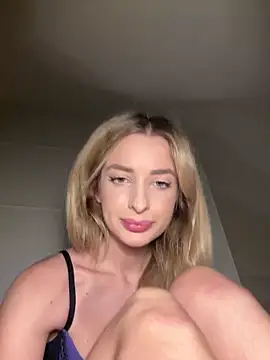 Snapshot of EvieEvans chatting on January 1, 2025, 5:00 pm EvieEvans online show from January 1, 2025, 5:00 pm