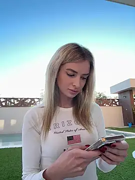 Snapshot of EvieEvans chatting on January 14, 2025, 4:18 pm EvieEvans online show from January 14, 2025, 4:18 pm