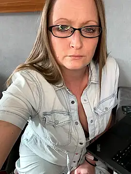 Snapshot of HoneyBluex chatting on February 4, 2026, 12:44 pm HoneyBluex online show from February 4, 2026, 12:44 pm