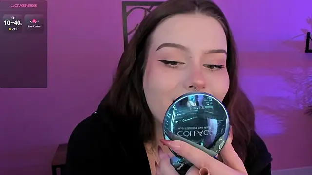 Snapshot of CoralineKeyns chatting on February 18, 2025, 5:20 am CoralineKeyns online show from February 18, 2025, 5:20 am