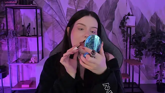 Snapshot of CoralineKeyns chatting on September 27, 2025, 5:12 am CoralineKeyns online show from September 27, 2025, 5:12 am