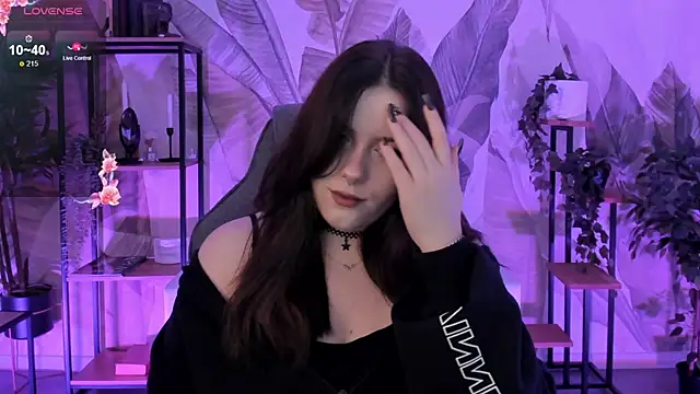 Snapshot of CoralineKeyns chatting on October 24, 2025, 7:49 am CoralineKeyns online show from October 24, 2025, 7:49 am