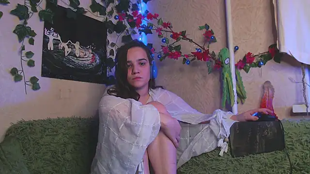 Snapshot of Tiny_Witch chatting on October 10, 2025, 11:15 pm Tiny Witch online show from October 10, 2025, 11:15 pm