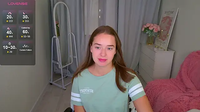 LovelyJessie online show from November 18, 2025, 2:43 pm