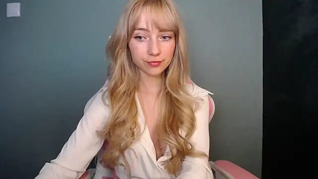 LuciaYoung online show from April 13, 2026, 6:41 am