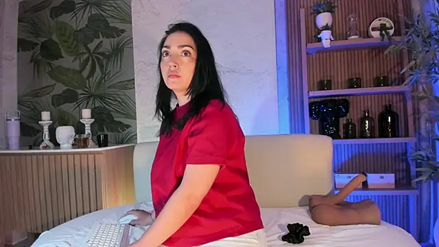 LIAH IZUMI online show from November 14, 2025, 12:04 pm