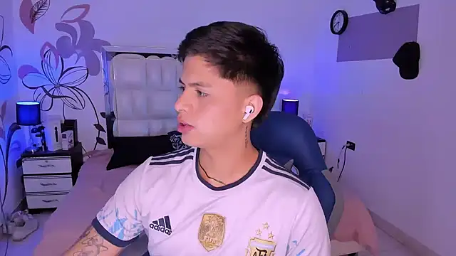 Niicky1  online show from December 18, 2024, 8:47 pm