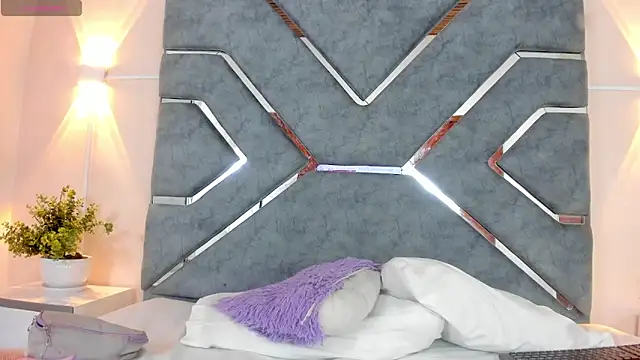 LucciaPorter online show from April 13, 2026, 2:22 pm