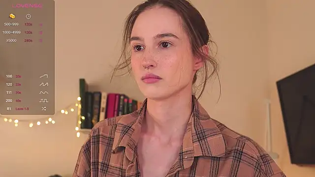 Snapshot of NeonShine chatting on December 17, 2024, 3:06 am NeonShine online show from December 17, 2024, 3:06 am