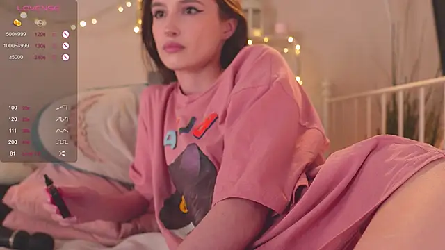 Snapshot of NeonShine chatting on December 23, 2024, 6:33 am NeonShine online show from December 23, 2024, 6:33 am