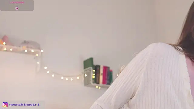 Snapshot of NeonShine chatting on September 19, 2025, 5:53 am NeonShine online show from September 19, 2025, 5:53 am