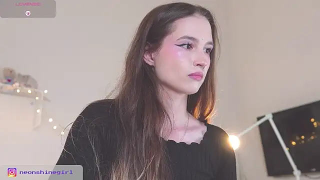 Snapshot of NeonShine chatting on September 21, 2025, 5:31 am NeonShine online show from September 21, 2025, 5:31 am