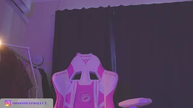 Snapshot of NeonShine chatting on October 14, 2025, 6:25 am NeonShine online show from October 14, 2025, 6:25 am