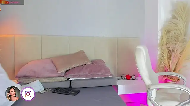 sofia pamela online show from December 15, 2025, 7:18 pm