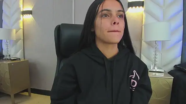 ChloeHarper  online show from December 17, 2025, 11:49 am