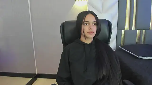 Snapshot of ChloeHarper_ chatting on April 28, 2026, 11:37 am ChloeHarper online show from April 28, 2026, 11:37 am