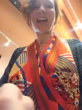 Snapshot of Exhibitionsplit chatting on February 3, 2025, 9:52 am Exhibitionsplit online show from February 3, 2025, 9:52 am