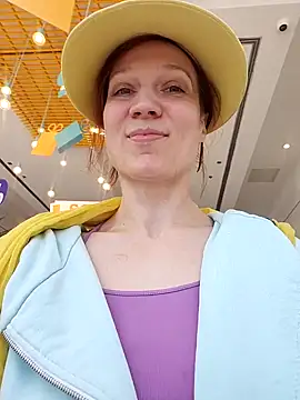 Snapshot of Exhibitionsplit chatting on February 4, 2025, 12:44 pm Exhibitionsplit online show from February 4, 2025, 12:44 pm