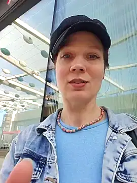 Snapshot of Exhibitionsplit chatting on February 11, 2025, 2:57 pm Exhibitionsplit online show from February 11, 2025, 2:57 pm