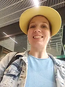 Snapshot of Exhibitionsplit chatting on February 17, 2025, 1:10 pm Exhibitionsplit online show from February 17, 2025, 1:10 pm