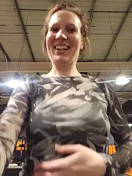 Snapshot of Exhibitionsplit chatting on March 13, 2025, 10:21 pm Exhibitionsplit online show from March 13, 2025, 10:21 pm