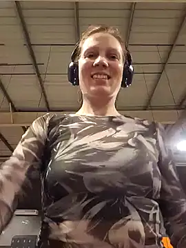 Snapshot of Exhibitionsplit chatting on March 15, 2025, 10:22 pm Exhibitionsplit online show from March 15, 2025, 10:22 pm