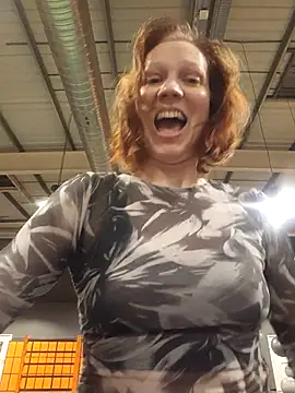 Snapshot of Exhibitionsplit chatting on March 18, 2025, 9:32 pm Exhibitionsplit online show from March 18, 2025, 9:32 pm