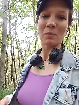 Snapshot of Exhibitionsplit chatting on September 28, 2025, 11:04 am Exhibitionsplit online show from September 28, 2025, 11:04 am