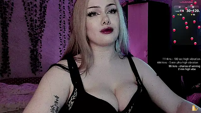 Snapshot of strawberry_elfcat chatting on June 18, 2026, 9:25 am strawberry elfcat online show from June 18, 2026, 9:25 am