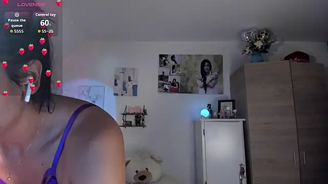 Snapshot of VeronikaOlsen chatting on September 22, 2025, 12:29 pm VeronikaOlsen online show from September 22, 2025, 12:29 pm