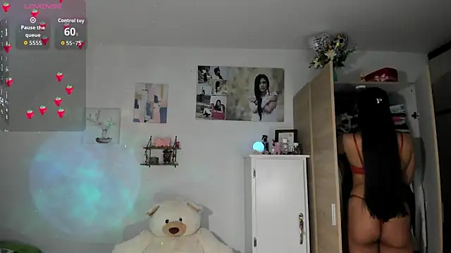 Snapshot of VeronikaOlsen chatting on September 28, 2025, 4:45 pm VeronikaOlsen online show from September 28, 2025, 4:45 pm