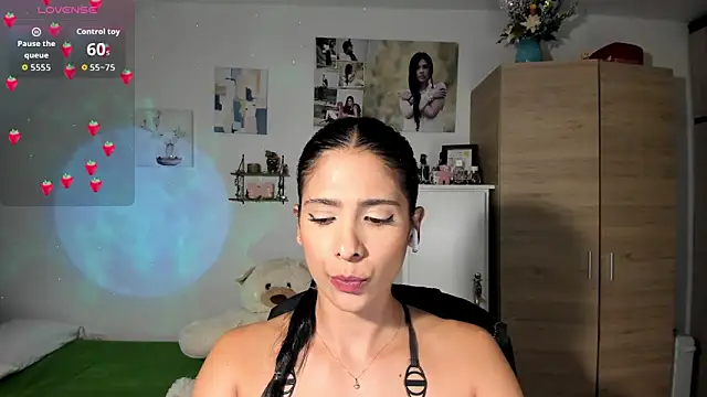 Snapshot of VeronikaOlsen chatting on October 7, 2025, 7:22 pm VeronikaOlsen online show from October 7, 2025, 7:22 pm