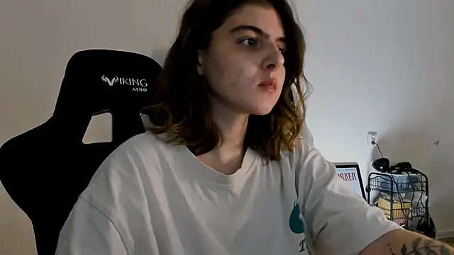 Snapshot of emmamurrr chatting on December 23, 2024, 7:20 pm emmamurrr online show from December 23, 2024, 7:20 pm