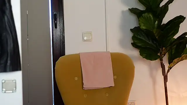 NinaCrystal1 online show from April 6, 2026, 5:08 am