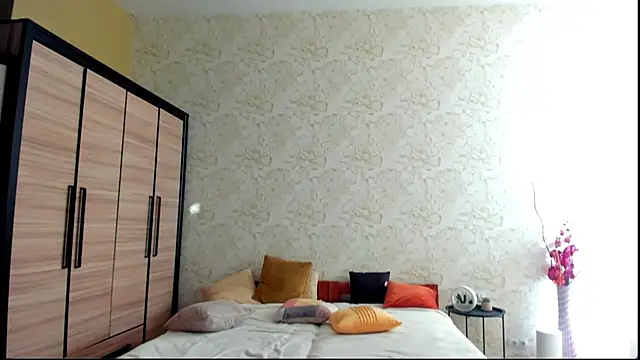 JulisSweet online show from February 7, 2025, 8:11 am