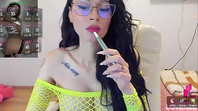 kissnicol32 online show from April 6, 2026, 4:52 pm