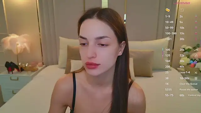 Snapshot of BellaHalles chatting on April 6, 2026, 5:30 am BellaHalles online show from April 6, 2026, 5:30 am