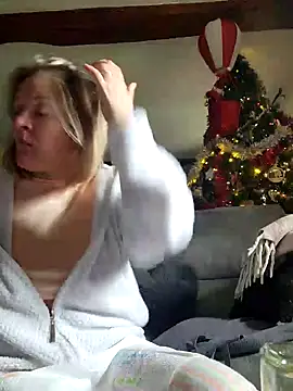 Snapshot of lady_charlyne chatting on December 7, 2024, 9:28 am lady charlyne online show from December 7, 2024, 9:28 am