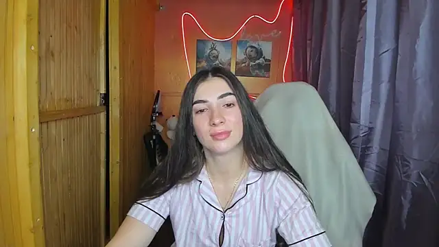 Snapshot of Fiery_Brunette_ chatting on February 18, 2025, 6:37 am Fiery Brunette online show from February 18, 2025, 6:37 am