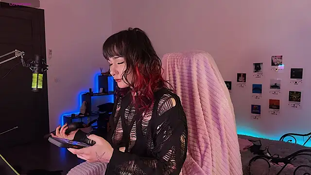 deadlysweet online show from March 17, 2026, 3:22 am