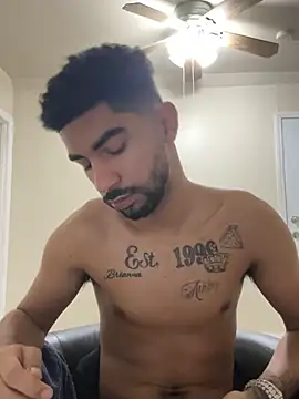 Snapshot of London2Toxic chatting on December 21, 2024, 9:25 pm London2Toxic online show from December 21, 2024, 9:25 pm