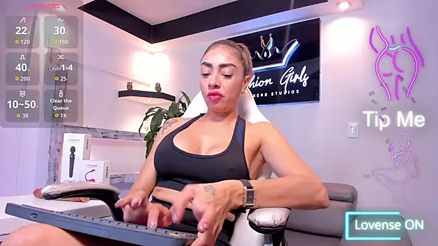 AnaRuiz online show from October 12, 2025, 1:32 pm