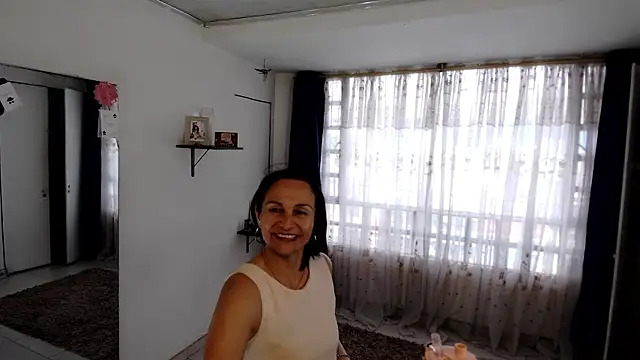 lollita 23  online show from May 20, 2026, 8:04 pm