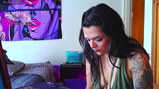 Snapshot of purple_em69 chatting on December 6, 2024, 2:17 pm purple em69 online show from December 6, 2024, 2:17 pm