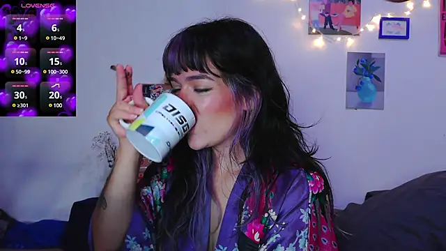 Snapshot of purple_em69 chatting on December 14, 2024, 10:45 am purple em69 online show from December 14, 2024, 10:45 am